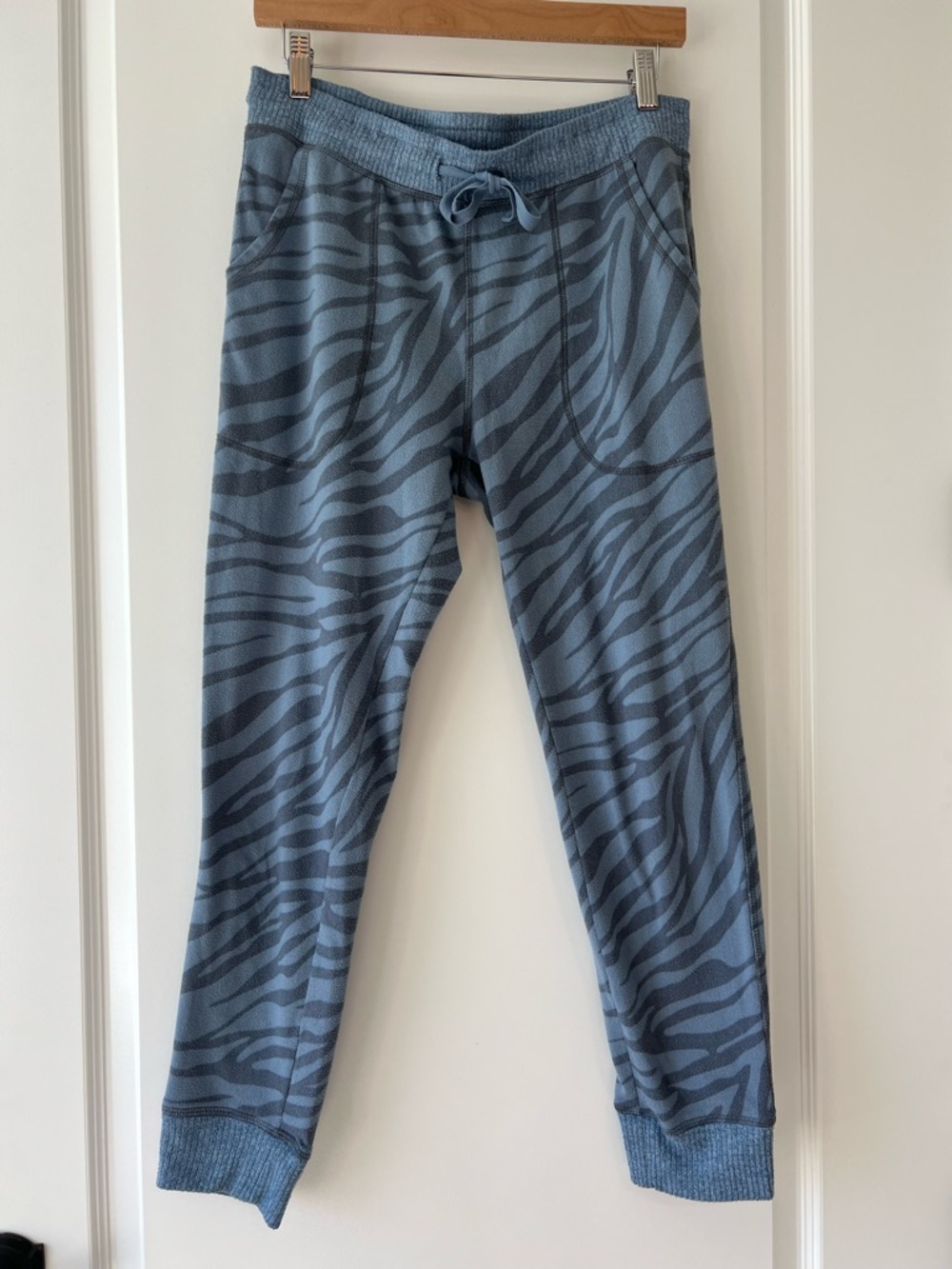 Karen Neuburger Soft 2-Piece Long Sleeve Shirt and Pants Lounge Set Blue Zebra - Picture 2 of 6